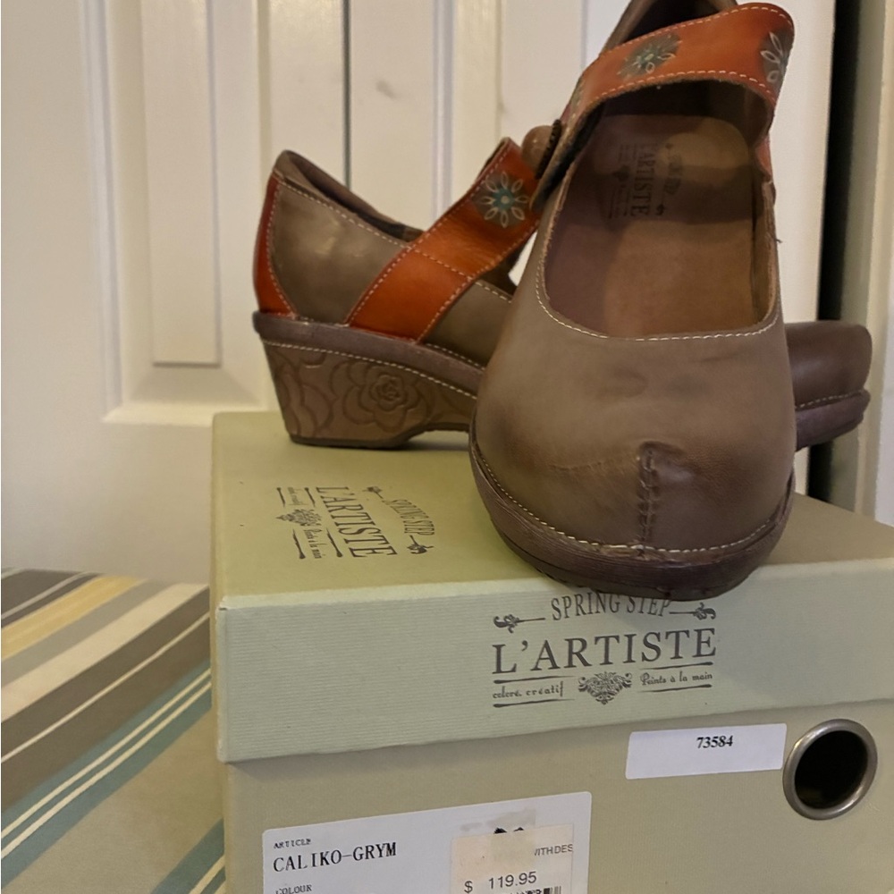 L'ATISTE Women's Brown and Orange Mules